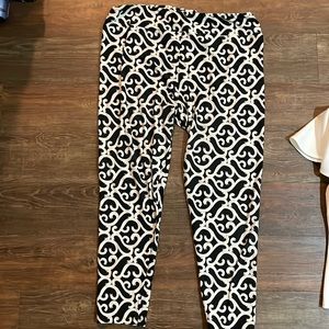 Black and white patterned legging